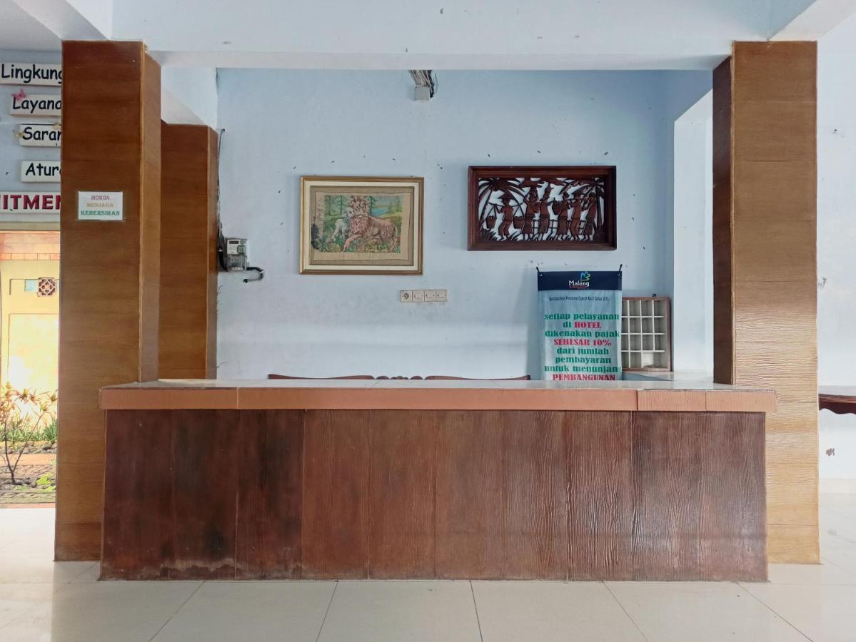 Oyo 90093 Dw Hotel 玛琅 外观 照片