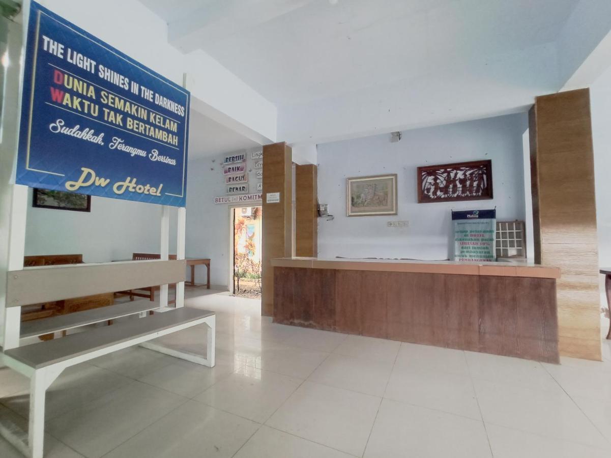 Oyo 90093 Dw Hotel 玛琅 外观 照片