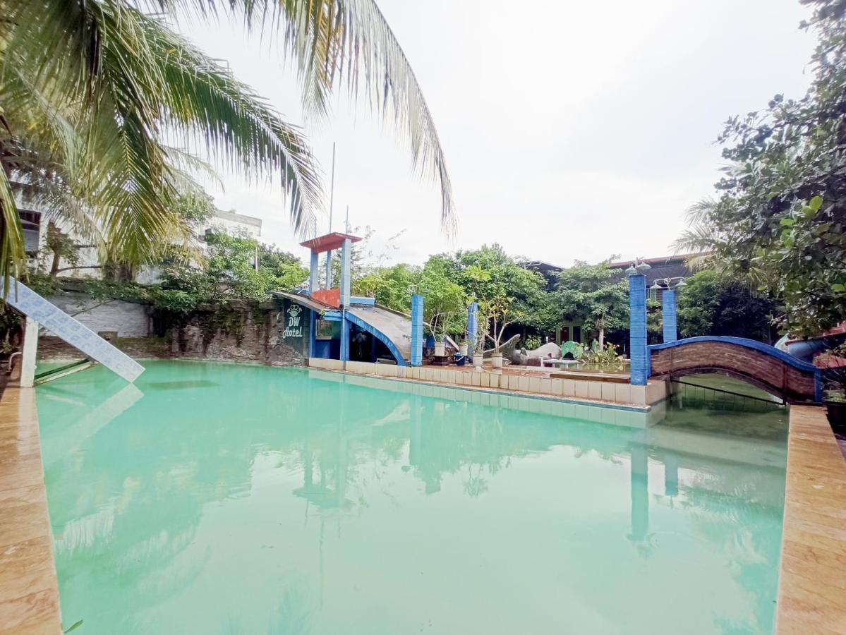 Oyo 90093 Dw Hotel 玛琅 外观 照片